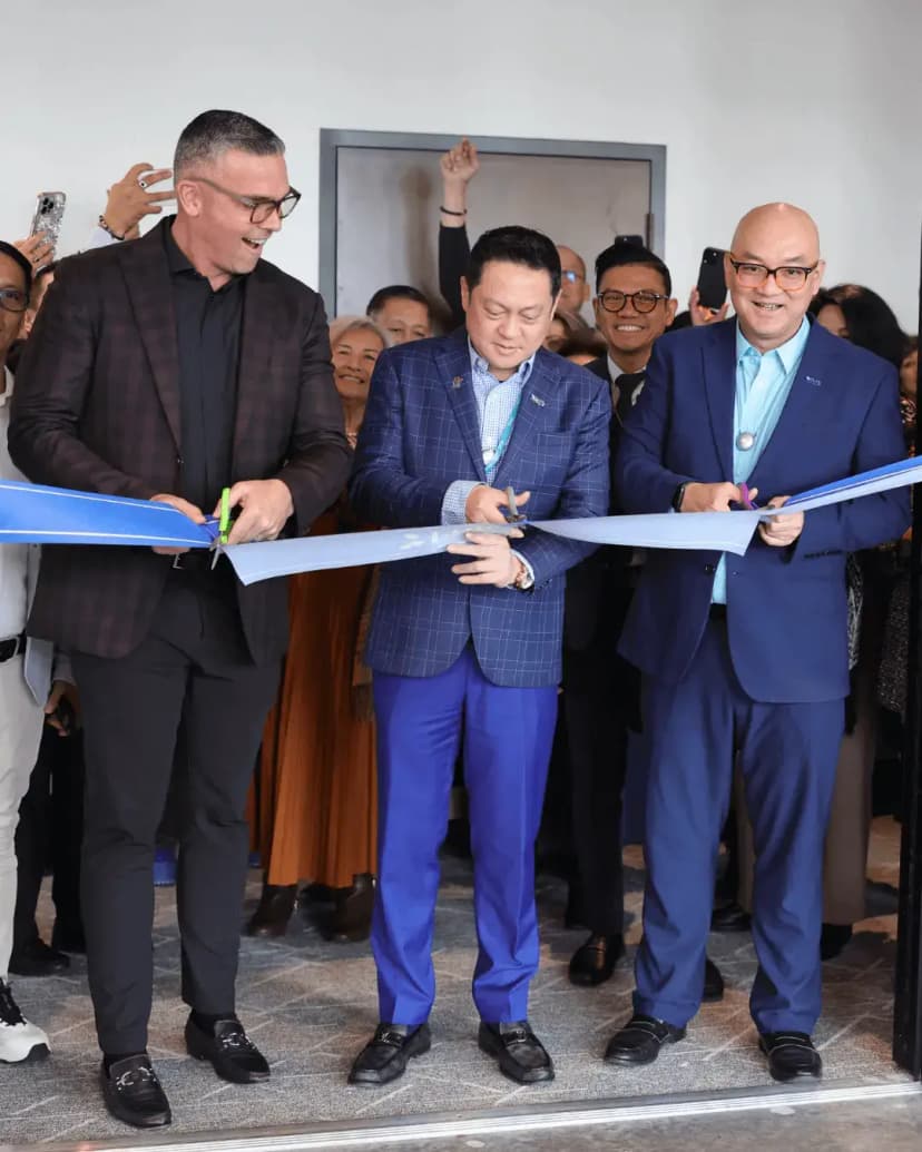 Le siège social de Prife North America est officiellement officiel. Le Dr Jimmy Chong, Jake Spencer et Victor Hew viennent de couper le ruban sur de nouveaux horizons chez Prife !